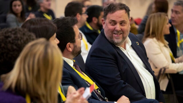 El presidente de Esquerra Republicana de Catalunya (ERC), Oriol Junqueras charla con el presidente de la Generalitat, Pere Aragonès