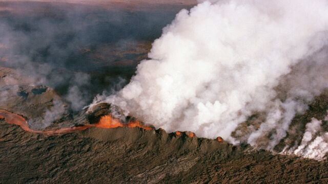 Una nube gaseosa se eleva desde el cráter del Mauna Loa, en la isla de Hawái