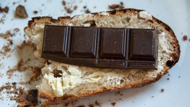 Una de las meriendas más típicas en España es el pan con chocolate