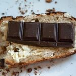 Una de las meriendas más típicas en España es el pan con chocolate