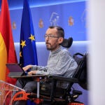 El portavoz de Unidas Podemos, Pablo Echenique, durante la rueda de prensa ofrecida este martes en el Congreso. EFE/Zipi
