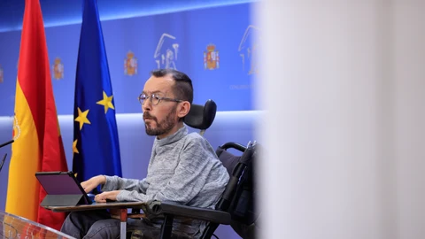 El portavoz de Unidas Podemos, Pablo Echenique, durante la rueda de prensa ofrecida este martes en el Congreso. EFE/Zipi