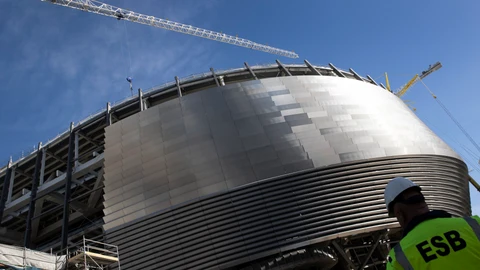 Vista de las obras de remodelación que se están llevando a cabo en el estadio Santiago Bernabéu de Madrid
