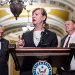 La senadora demócrata Tammy Baldwin explica a la Prnesa el proyecto de ley