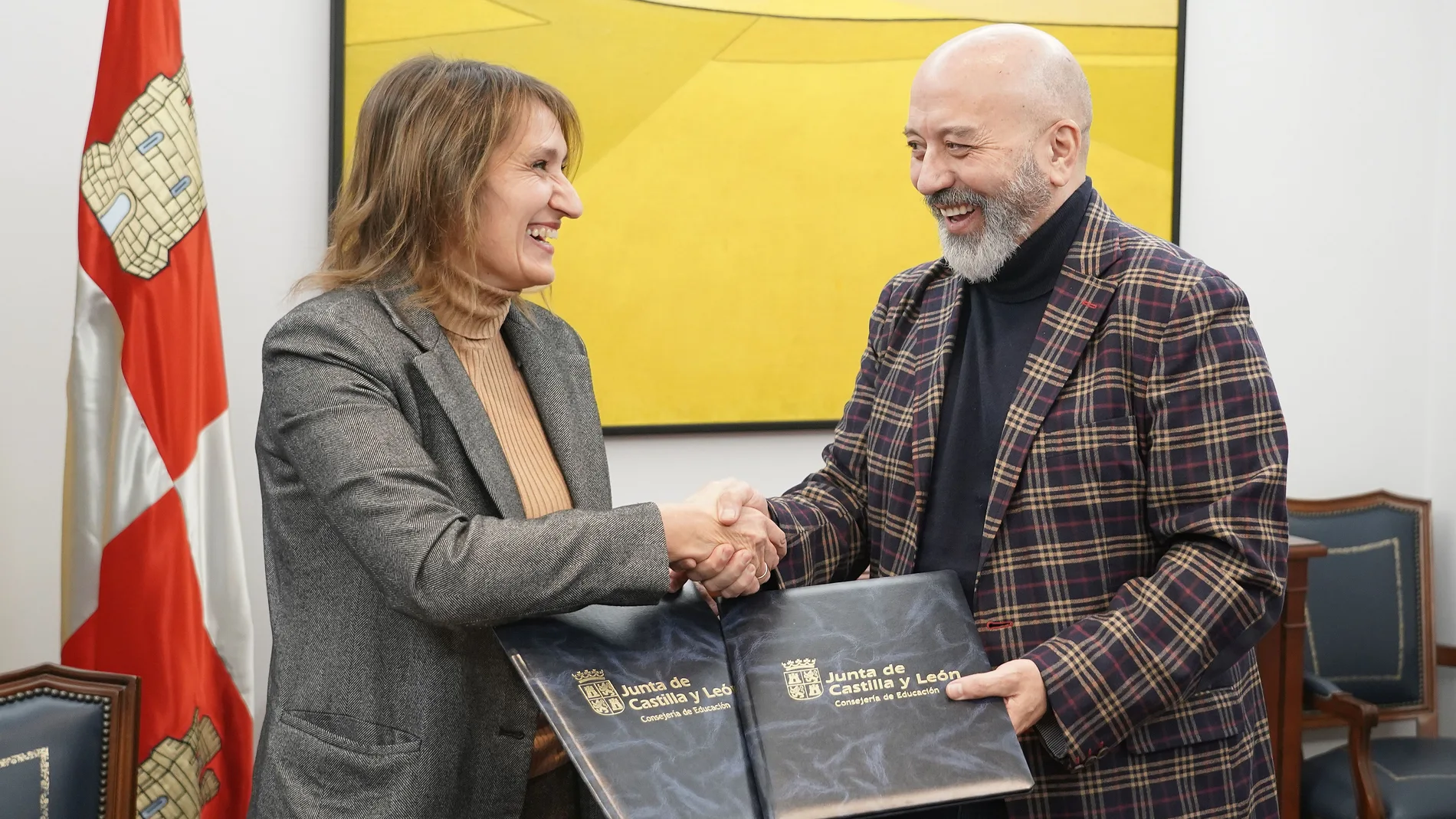 La consejera de Educación, Rocío Lucas, y el director de Relaciones Institucionales de Fundación Telefónica, Joan Cruz, firman un convenio de colaboración