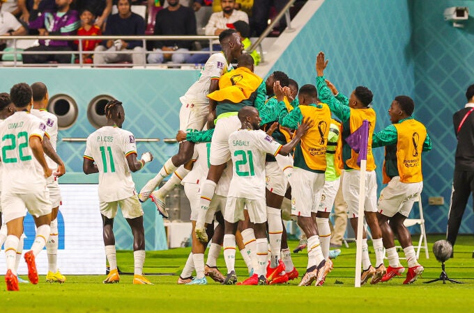 Los jugadores de Senegal celebran uno de los goles que marcaron a Ecuador