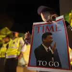 Un estudiante en Singapur enseña una imagen con la portada de la revista "Times" con el presidente Xi Jinping y un cartel que pone "irse". Todo junto se puede leer "tiempo de irse"