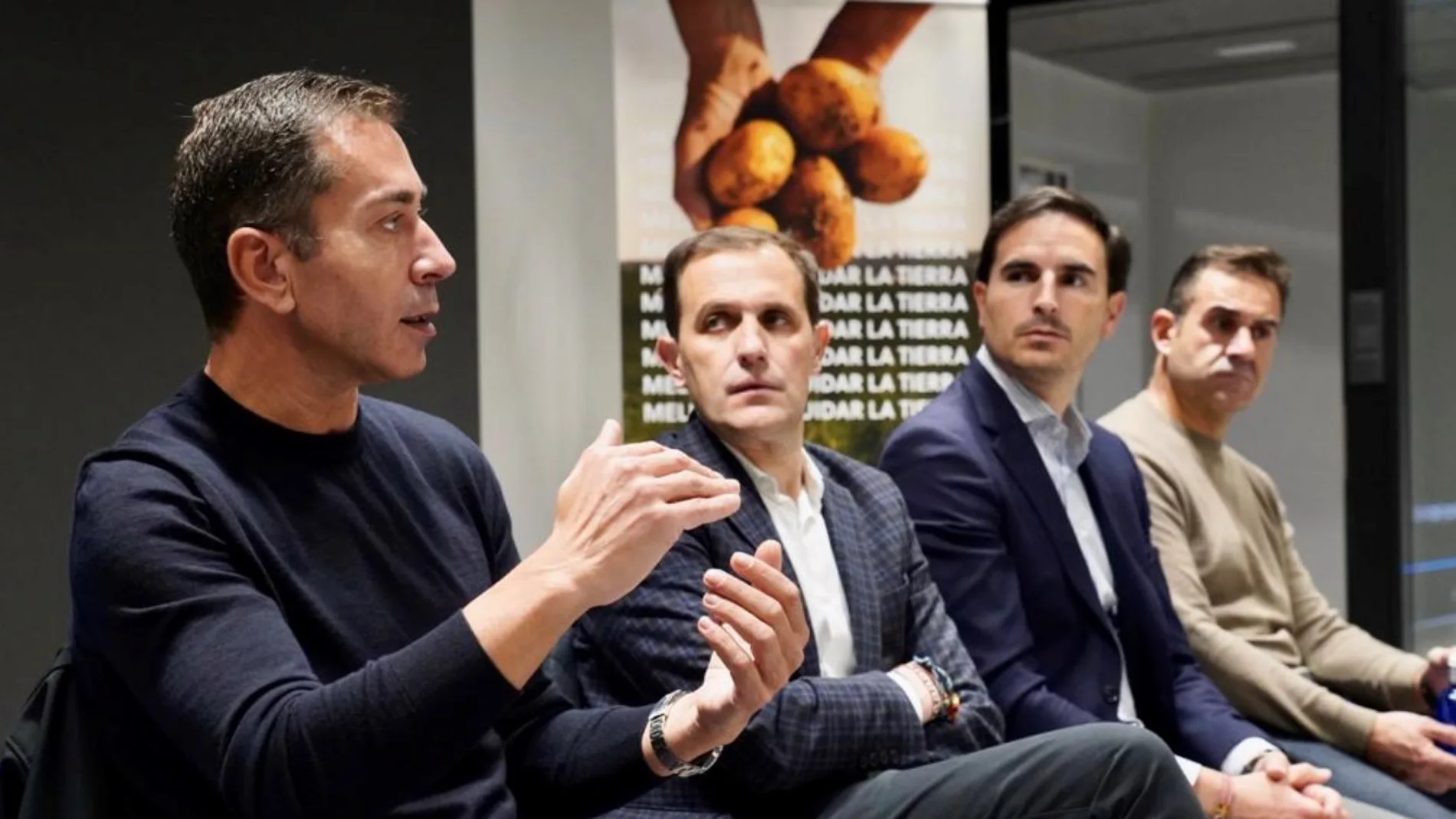 Javier Meléndez explica los entresijos de su empresa junto a Conrado Íscar y Guzmán Gómez