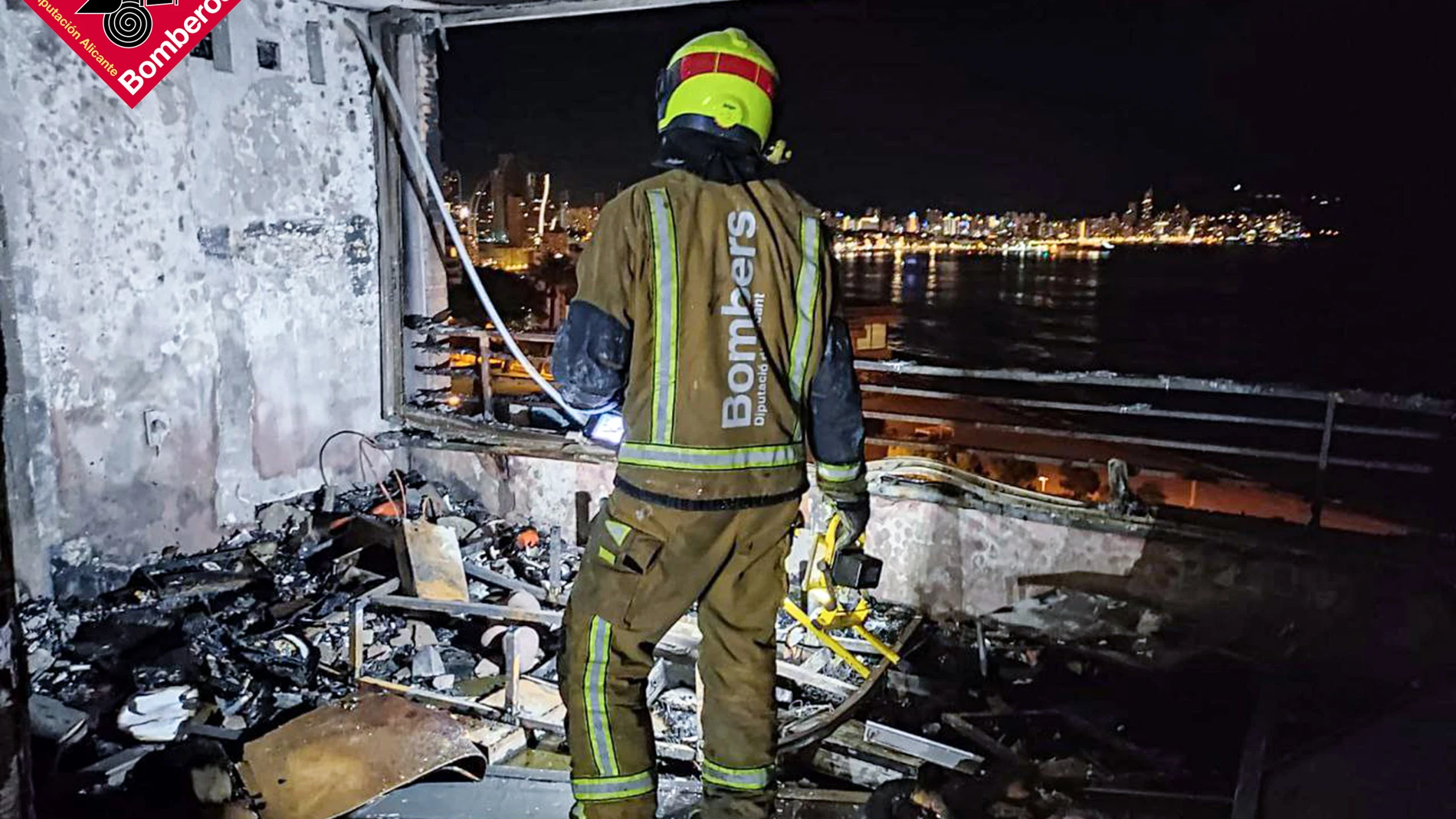 Uno de los bomberos en el interior del edificio de Benidorm