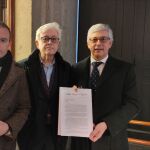 El presidente de la institución provincial, Francisco José Requejo; el presidente de CEPE-Cepyme, José María Esbec, y al secretario de la Cámara de Comercio, Francisco Javier Díaz