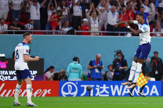 Marcus Rashford celebra su segundo gol, el tercero de Inglaterra ante Gales
