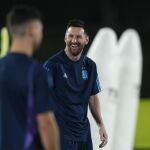 Messi se ríe en entrenamiento previo al Argentina - Polonia