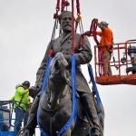 Workers prepare to remove the statue of Confederate General Robert E. Lee, after the Virginia Supreme Court unanimously ruled that the state can take it down, in Richmond, Virginia, U.S., September 8, 2021. REUTERS/Jay Paul