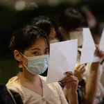 Universitarios de Hong Kong celebran este martes 29 de noviembre una vigilia con los folios en blanco por las víctimas de la política de &quot;covid cero&quot; en China