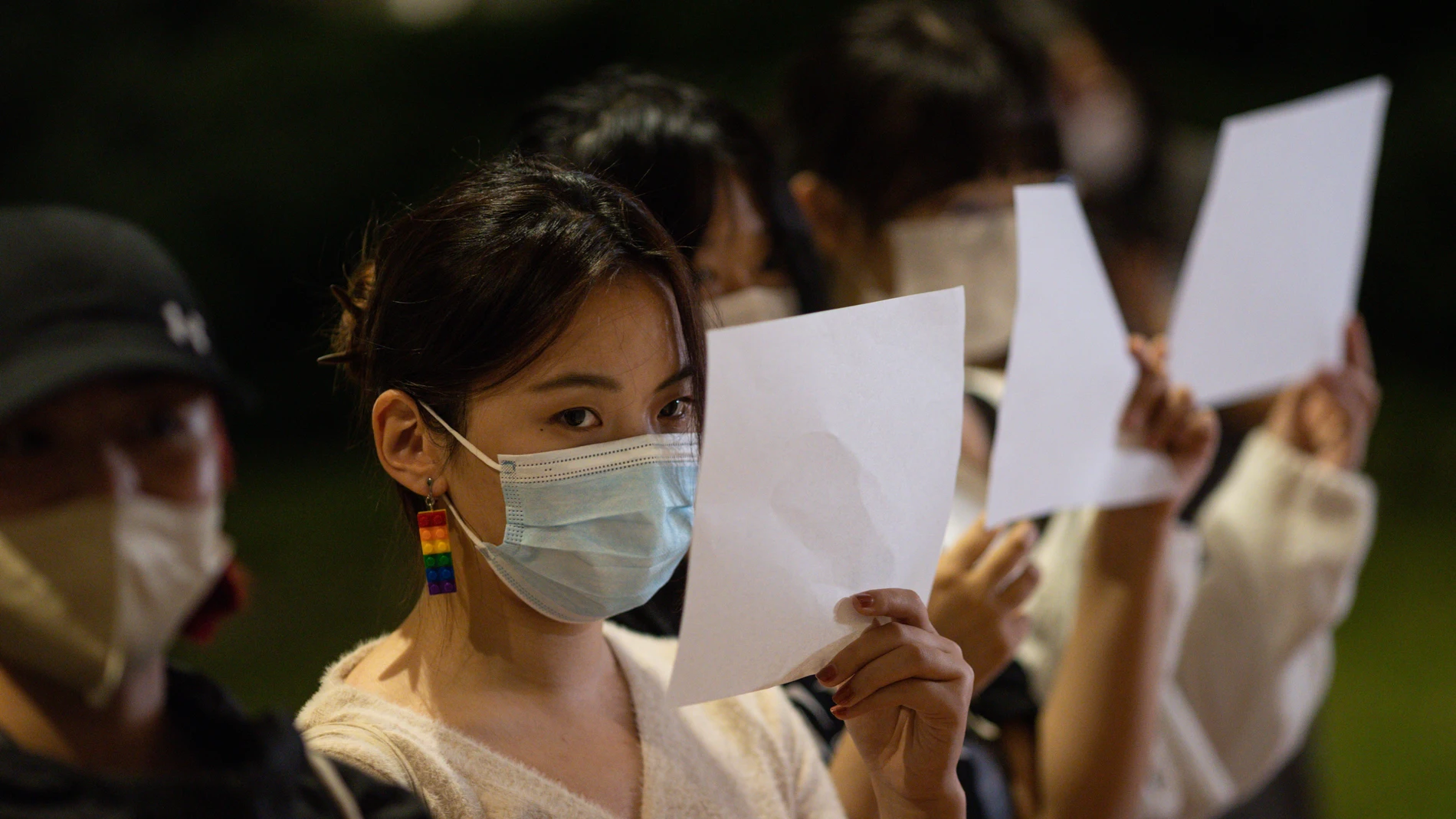 Universitarios de Hong Kong celebran este martes 29 de noviembre una vigilia con los folios en blanco por las víctimas de la política de "covid cero" en China