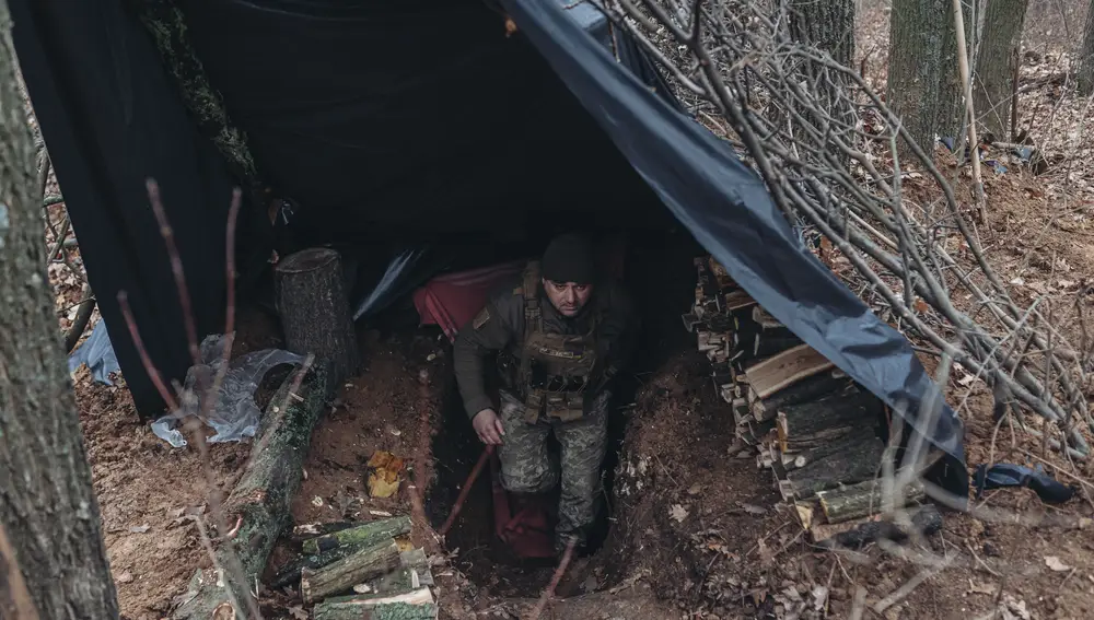 Un soldado ucraniano es visto en su posición en la línea del frente de Bajmut