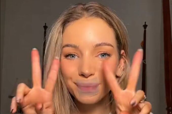 Fotograma del vídeo de una influencer, con un trozo de cinta adhesiva en la boca