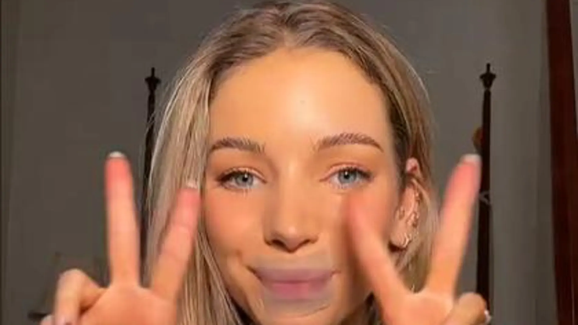 Fotograma del vídeo de una influencer, con un trozo de cinta adhesiva en la boca