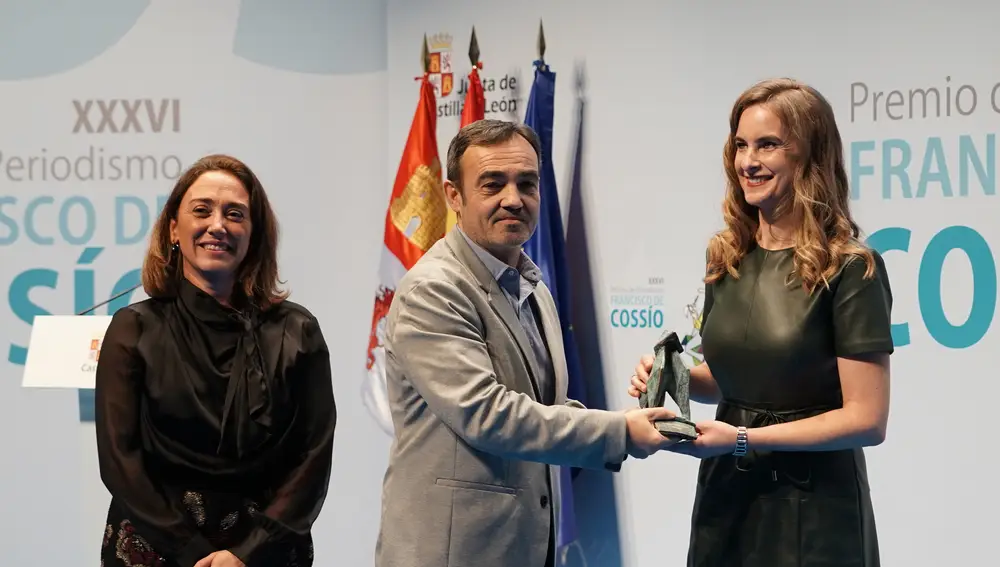 Elena R. Costilla y Xulio Nogueira recogen el XXXVI Premio de Periodismo Francisco de Cossío