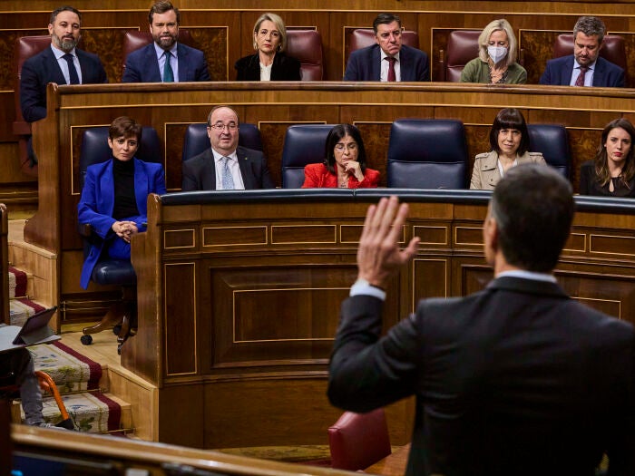 El presidente del gobierno, Pedro Sanchez contesta al líder de Vox, Santiago Abascal, en el congreso, durante la sesión de control al Gobierno este miércoles en el Congreso