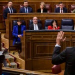 El presidente del gobierno, Pedro Sanchez contesta al líder de Vox, Santiago Abascal, en el congreso, durante la sesión de control al Gobierno este miércoles en el Congreso