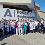 Concentración de profesionales sanitarios en repulsa por la agresión a dos compañeros en el Hospital de Poniente, en Almería