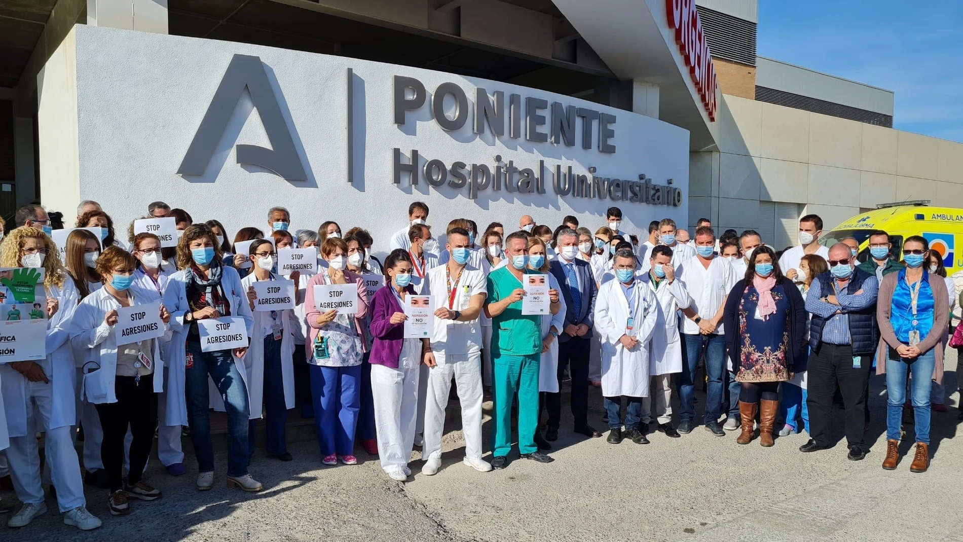 Concentración de profesionales sanitarios en repulsa por la agresión a dos compañeros en el Hospital de Poniente, en Almería
