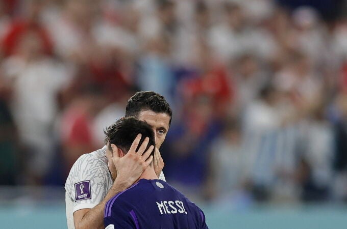 Messi y Lewandowski se saludan tras un partido que terminó con victoria de Argentina, pero final feliz también para Polonia