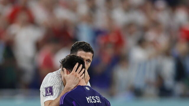 Messi y Lewandowski se saludan tras un partido que terminó con victoria de Argentina, pero final feliz también para Polonia