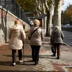 Tres mujeres mayores con bastones paseando por Madrid