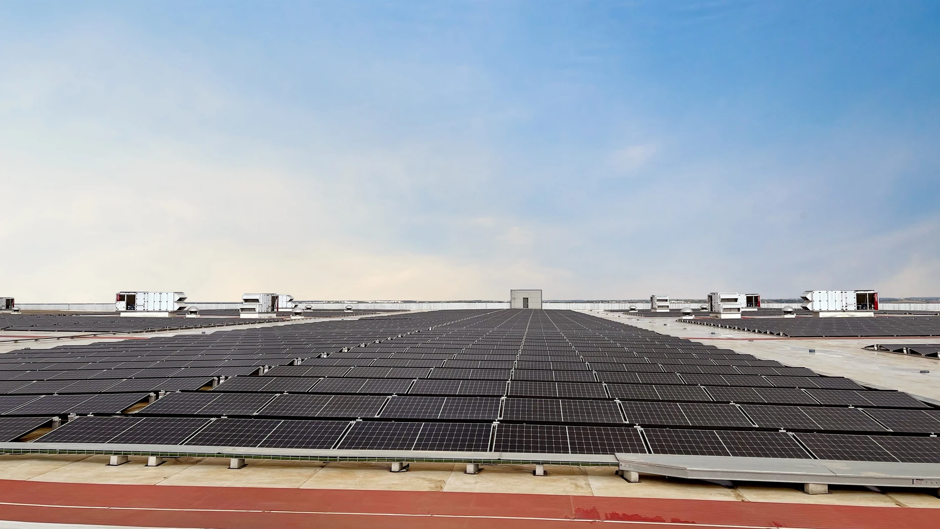 Amazon ha instalado en su centro de Dos Hermanas 13.300 paneles solares