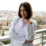 MADRID, 30/11/2022.- La presentadora Lorena Castell posa con el trofeo de MasterChef Celebrity 7 durante la entrevista mantenida con la Agencia EFE en Madrid. EFE/Chema Moya