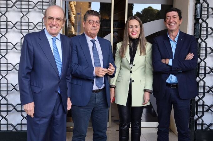 La delegada de la Junta en Huelva, Bella Verano, junto a los exparlamentarios Juan Marín, Pedro Rodríguez y Diego Valderas