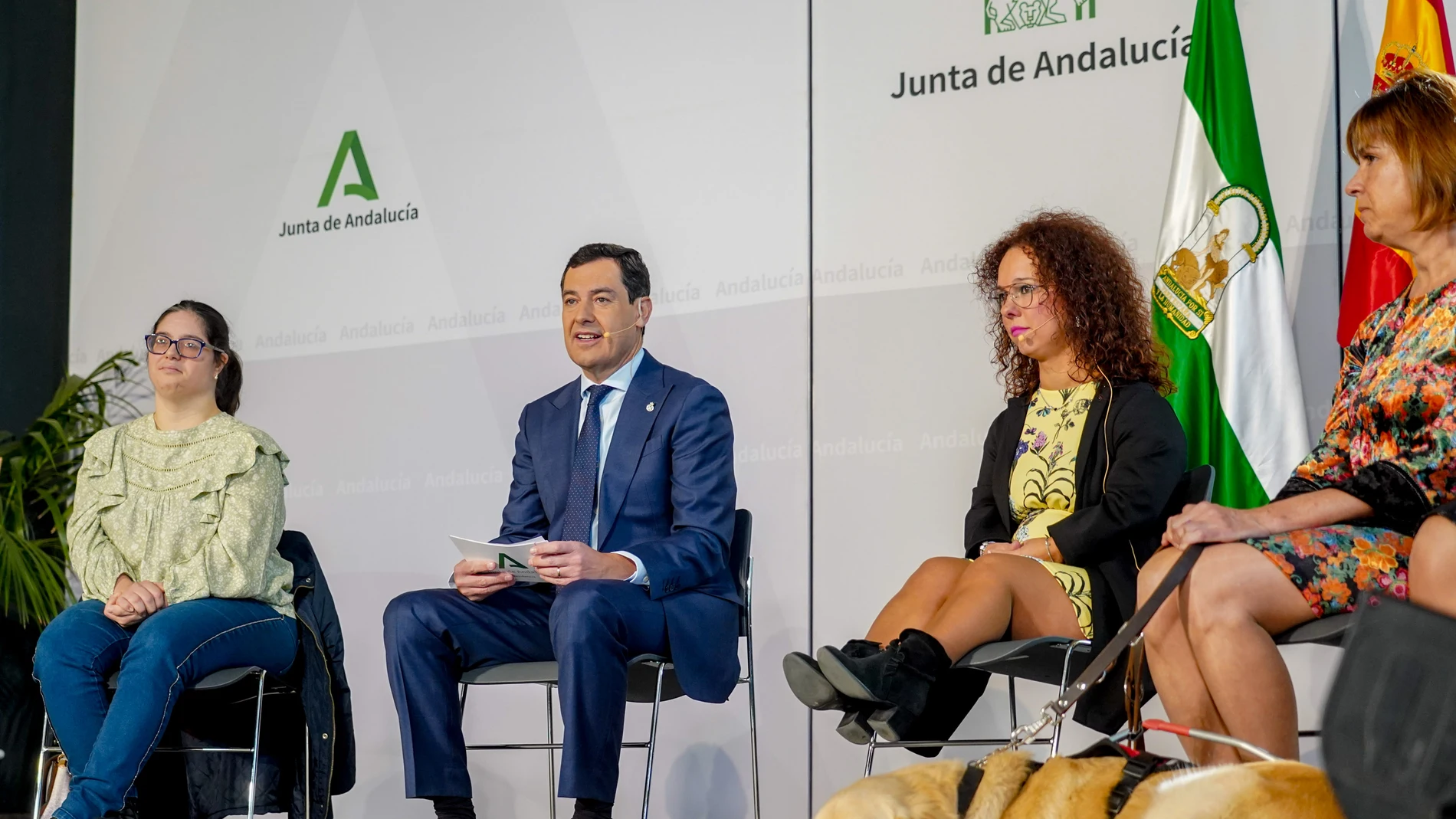 El presidente de la Junta de Andalucía, Juanma Moreno (c) junto a la presidenta de Cermi, Marta Castillo (d) en la reunión con representantes del Comité de Entidades Representantes de Personas con Discapacidad (CERMI-Andalucía)