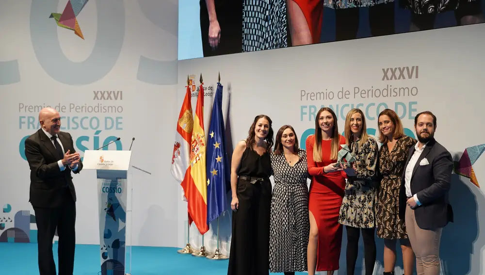 Carolina Tabanera, Laura Ríos y Javier Luna, junto a sus compañeros de Cadena Cope, recogen el XXXVI Premio de Periodismo Francisco de Cossío