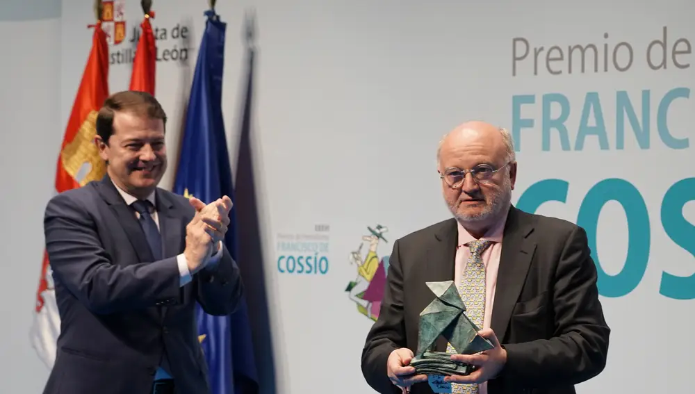El periodista César Lumbreras recoge el XXXVI Premio de Periodismo Francisco de Cossío