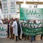 Médicos andaluces ante la Delegación de Salud de la Junta de Andalucía en Málaga para exigir la mejora de las condiciones asistenciales