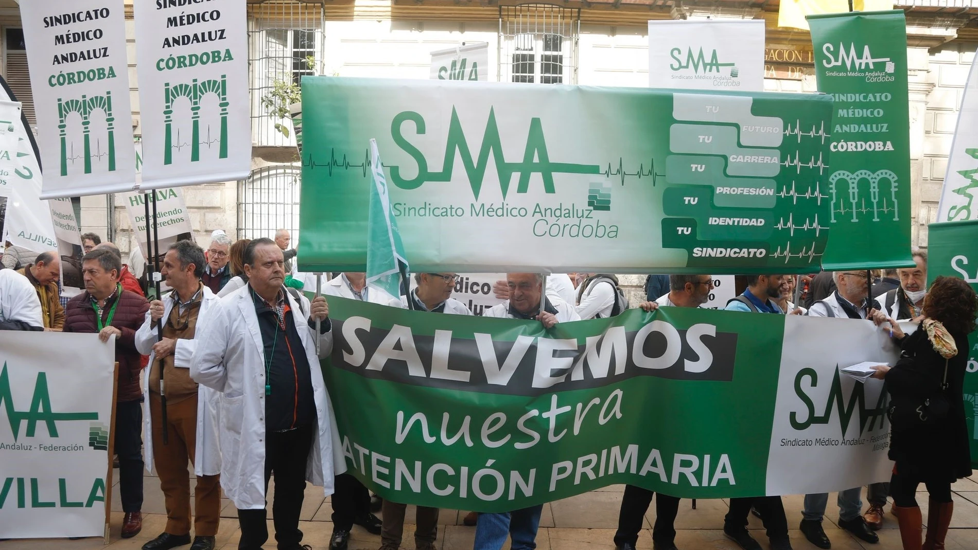 Médicos andaluces ante la Delegación de Salud de la Junta de Andalucía en Málaga para exigir la mejora de las condiciones asistenciales