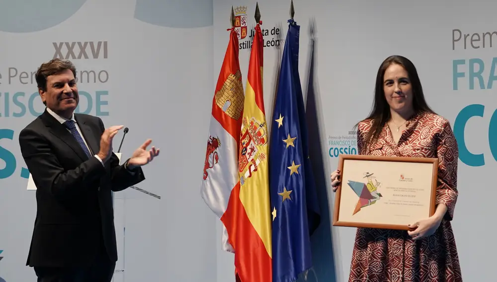 Alicia Calvo recoge un accesit del XXXVI Premio de Periodismo Francisco de Cossío