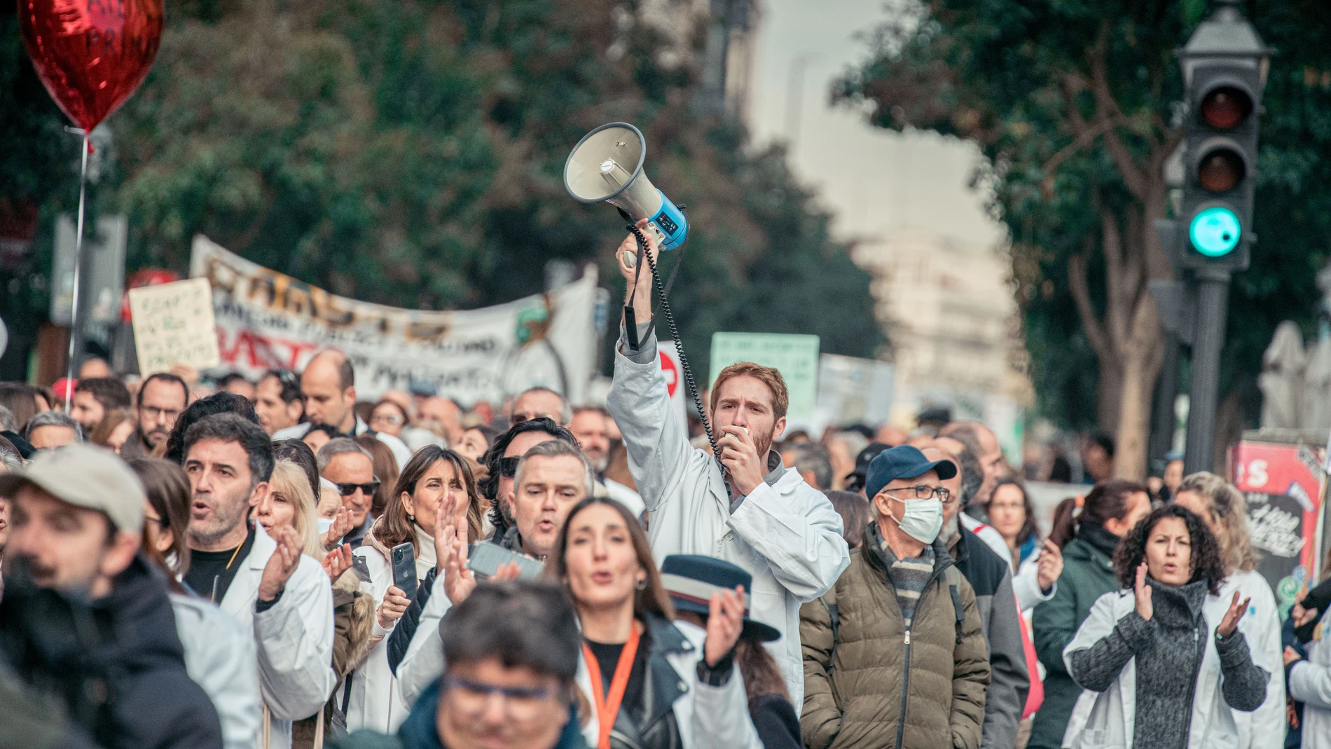 Un hombre con un megáfono durante una manifestación de médicos y pediatras desde la Consejería de Sanidad hasta la sede del Gobierno regiona