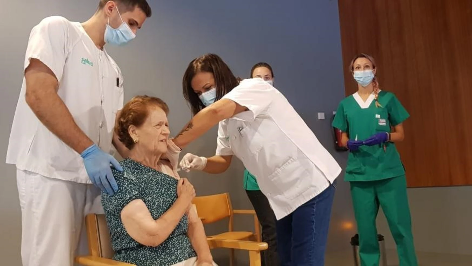 La campaña de vacunación conjunta frente a la gripe y la dosis de recuerdo del virus de la covid se inició en las residencias de mayores a finales del mes de septiembre