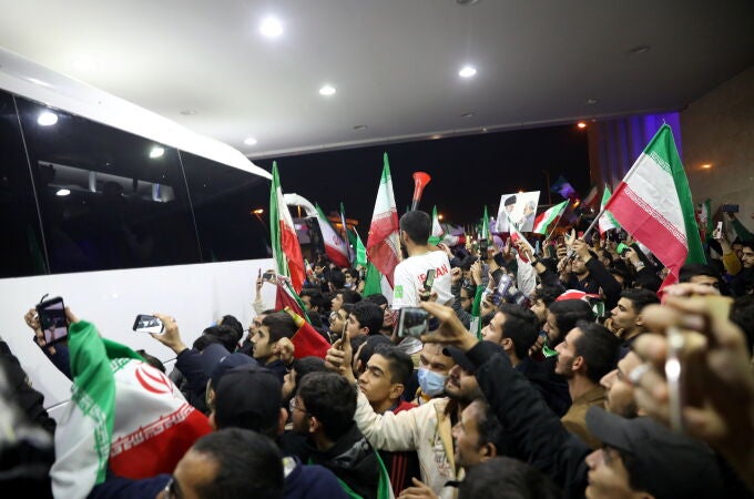 Los aficionados de Irán recibiendo a su selección