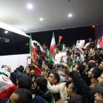 Los aficionados de Irán recibiendo a su selección