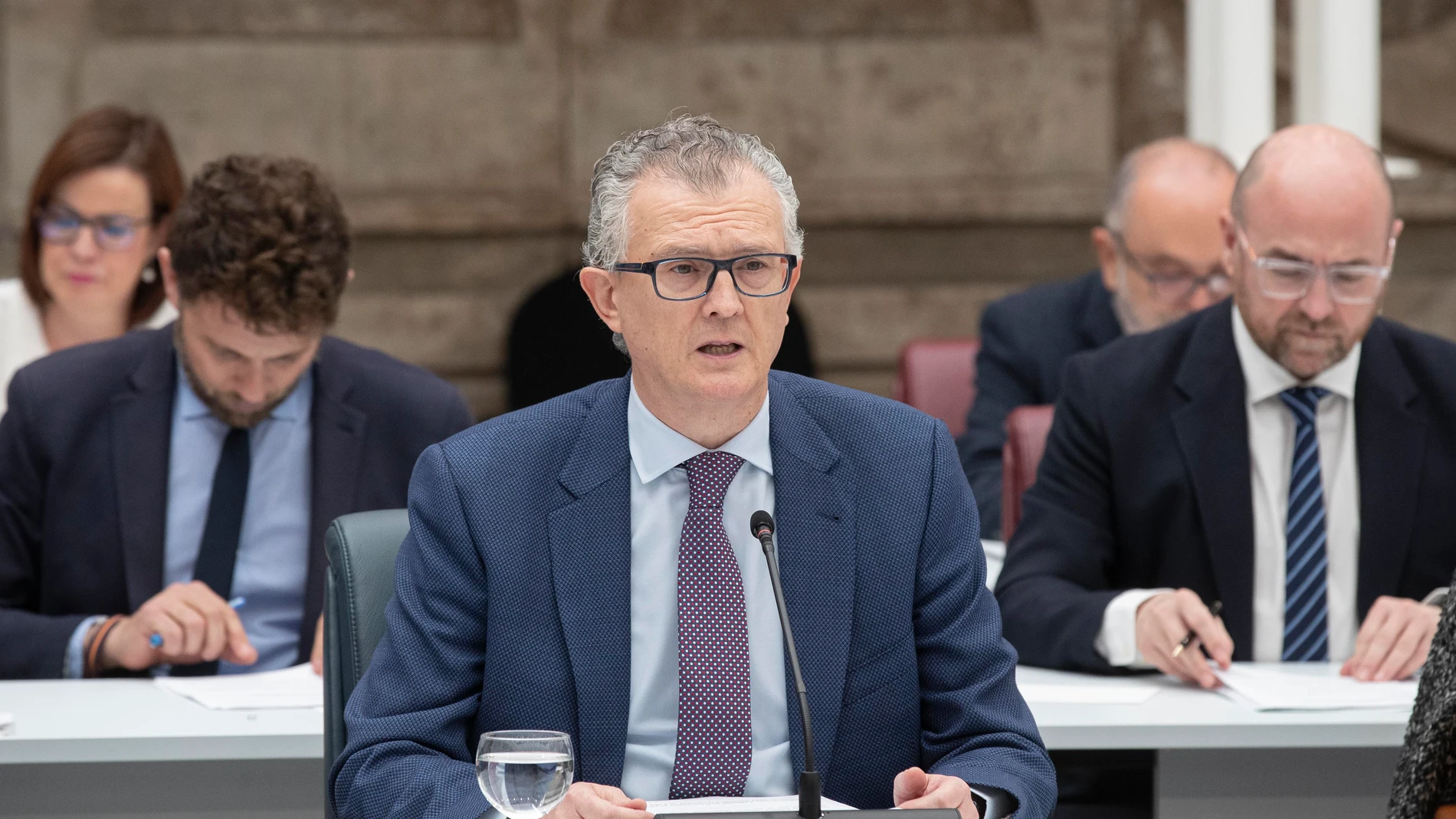 El consejero de Sanidad de la Comunidad de Murcia Juan José Pedreño, durante su comparecencia en la comisión de Economía, Hacienda y Presupuestos, este miércoles en la Asamblea Regional de Murcia. EFE/Marcial Guillén