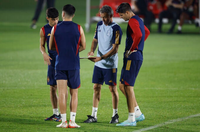 Luis Enrique da instrucciones a sus jugadores durante el entrenamiento