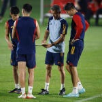 Luis Enrique da instrucciones a sus jugadores durante el entrenamiento