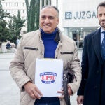 El secretario general de UPM, Jaime Johnson, y el abogado de la acusación, el sindicato Unión de la Policía de Madrid (UPM), Tomás González (d), posan a su llegada a un acto de conciliación en el Juzgado de Primera Instancia Número 2 de Madrid, a 30 de noviembre