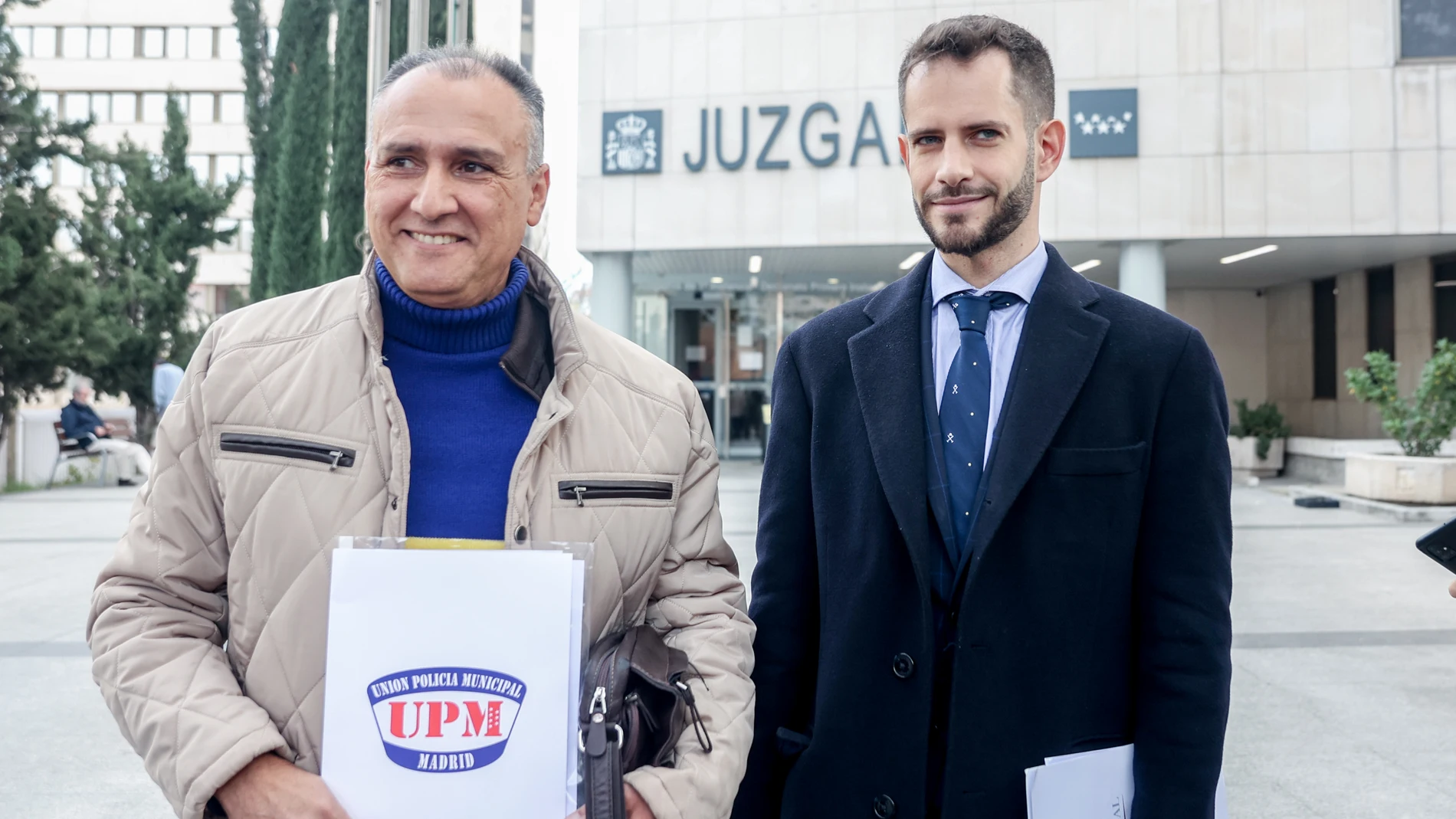 El secretario general de UPM, Jaime Johnson, y el abogado de la acusación, el sindicato Unión de la Policía de Madrid (UPM), Tomás González (d), posan a su llegada a un acto de conciliación en el Juzgado de Primera Instancia Número 2 de Madrid, a 30 de noviembre