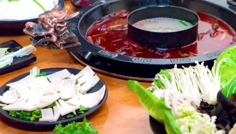 El hot pot es ideal para compartir con amigos y el caldo puede tener base de verduras o de carne
