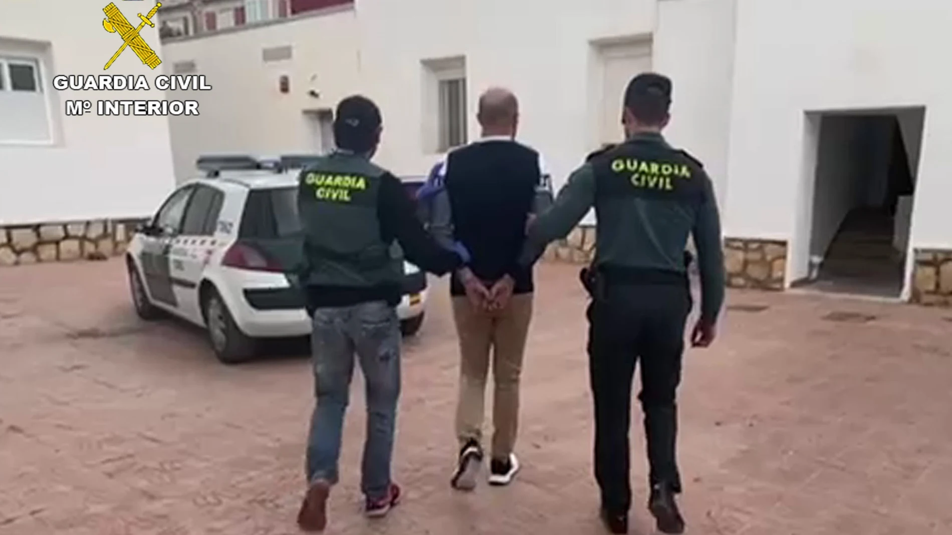 Imagen del detenido, custodiado por la Guardia CivilGUARDIA CIVIL01/12/2022